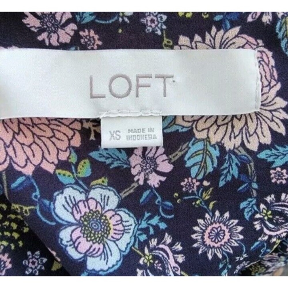 Ann Taylor Loft floral print button down blouse size xs. - Picture 3 of 4